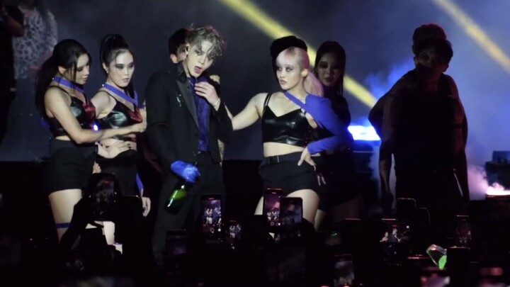 ทั้งงานบ้าคลั่ง! หวังเจียเอ่อร์ดื่มแชมเปญบนเวทีเทศกาลดนตรี – โชว์เพลงใหม่ “Champagne Cool”