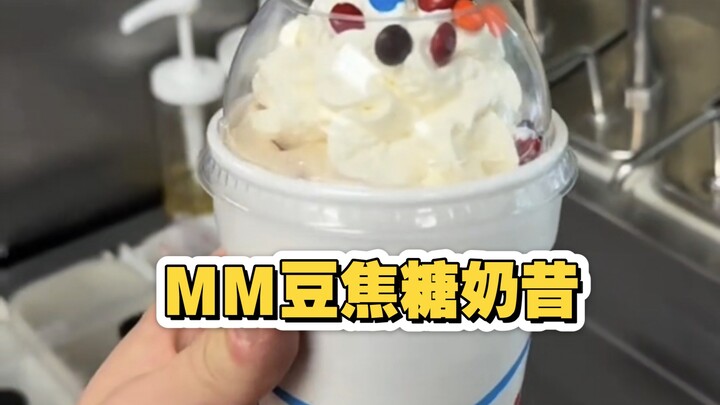 Milkshake krim permen lunak karamel M&M di restoran cepat saji Amerika Serikat