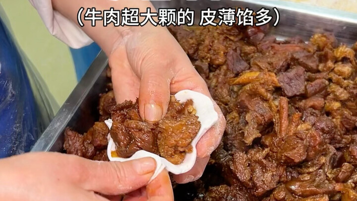 Harbin’s 6-yuan braised beef buns pack an insane amount of beef—so generous!