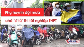 Thi tốt nghiệp THPT 2020: Phụ huynh ướt sũng, đội mưa tầm tã đợi con hoàn thành bài thi