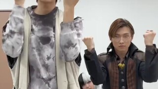 Lakia (Shoji Kohei) and Nielub (Takizawa Ryo) dance the ED dance of the Brilliant One, and Sita (Kaw