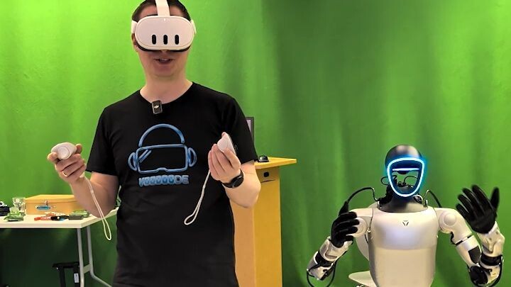 Controlled a real humanoid robot with Quest 3