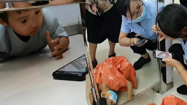 A 2-year-old boy was accidentally locked in a fitting room. The clerk squatted on the ground to teac