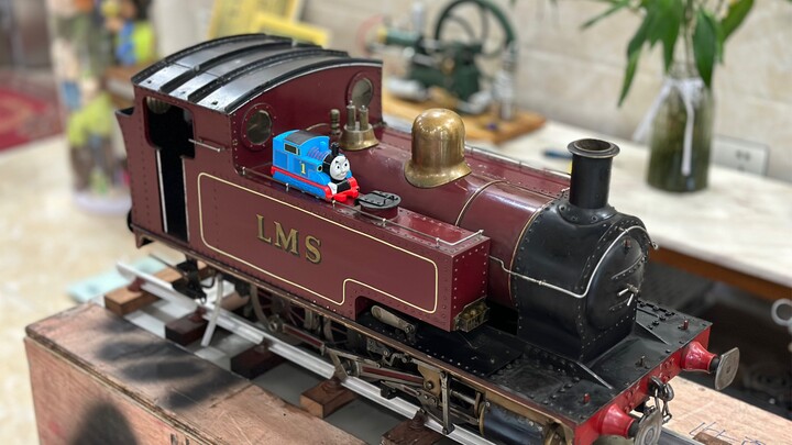 Unboxing the coal-fired passenger train from the UK, my daughter loves it
