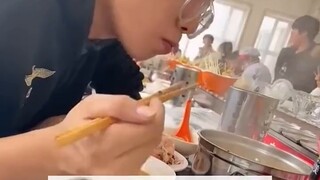 Pada tanggal 23 November, di Harbin, Heilongjiang, seorang anak laki-laki yang sekolahnya tutup ingi
