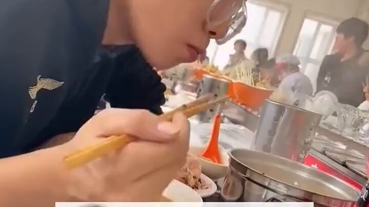 On November 23, in Harbin, Heilongjiang, a boy whose school was closed wanted to eat hot pot. He bou