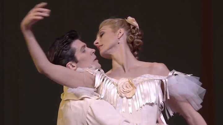 นักบัลเล่ต์ Shao Bao พูดได้รวดเร็วอย่างน่าทึ่ง ถึงแม้ La Traviata จะสั้น แต่ก็อธิบายได้อย่างละเอียดท