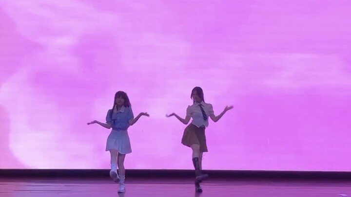 สองสาวเต้นด้วยกันก็ฟีลลิ่งสุดๆ!