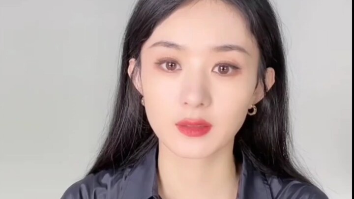 Cô ấy sao mà ngốc nghếch thế nhỉ! Ha ha! Đáng yêu quá!