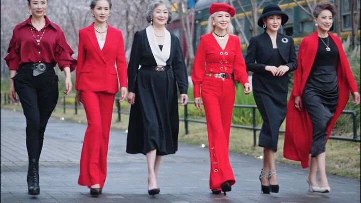 Bà ngoại 70 tuổi tóc bạc thanh lịch, sành điệu: Một cuộc sống rạng rỡ là một thái độ – dù bao nhiêu 