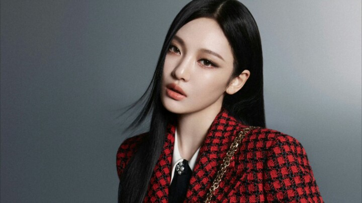 ภาพโฆษณาชุดใหญ่ของ หนิงอี้จั๋ว ภายใต้แบรนด์ Versace ได้เปิดเผยสู่สาธารณะแล้ว