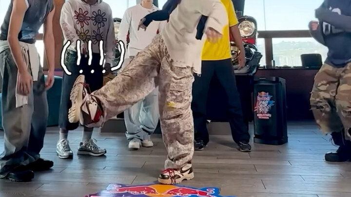 Zhao Yufan menemukan ponsel yang terjatuh dari An Qianhao saat mereka berdansa bersama