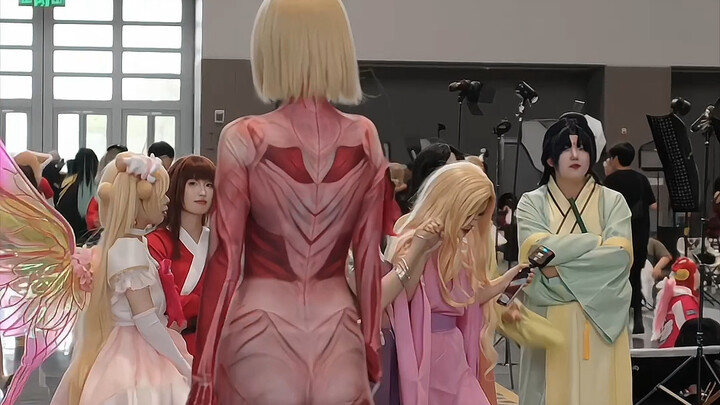 In real life, she’s 188 cm tall, and with 15 cm heels, she perfectly recreates the colossal Titan. T
