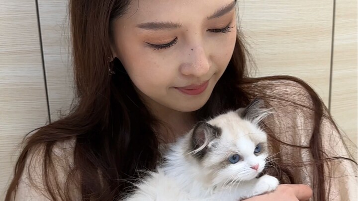 ใครจะไปคิดว่าระหว่างรอคิวนั่ง กลับได้เจอเจ้าห่านสาวที่ทำให้เราสองคนรู้สึกเหมือนเคยพบกันมาแต่ชาติปางก