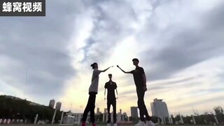夕阳下青春璀璨的一瞬间，体育生和舞蹈生的梦幻联动：青春的样子
