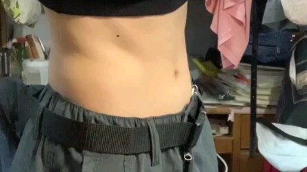 Celana kerja buat cowok emang nyaman banget! Bikin terlihat langsing, pas banget buat musim semi dan