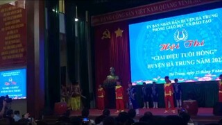 Nè mọi người biết người hát này là ai ko, cho mị xin tên đi, tôi tải được video này trên tiktok