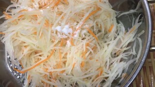 Cách làm món nộm đu đủ xanh giòn ngon không ra nước