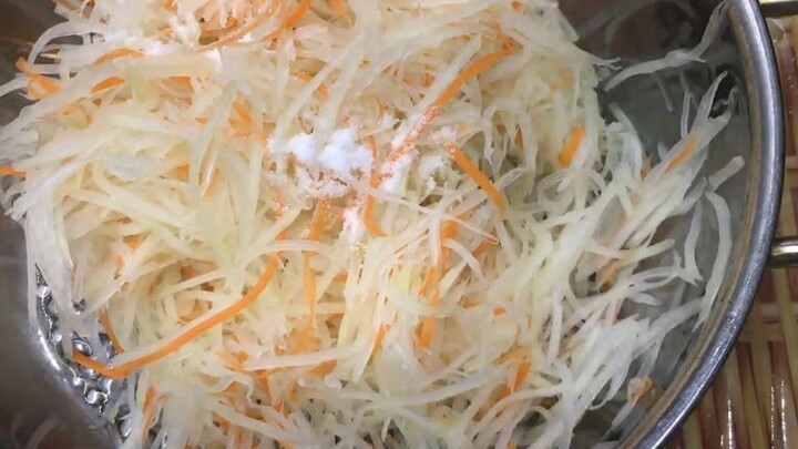 Cách làm món nộm đu đủ xanh giòn ngon không ra nước