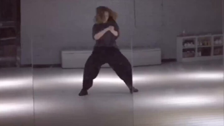 Dance Escalate biên đạo bởi Alexander Chung