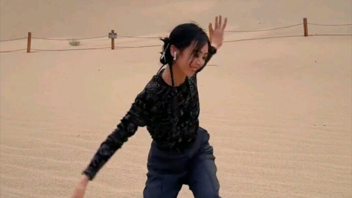 [Guo Siwen] Xijun is dancing gracefully in the Dunhuang desert—so beautiful!