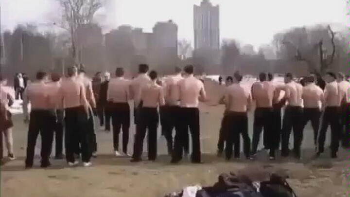 Russian-style brawl bullet comments in Chinese—laughing my head off, and also “Demacia”
