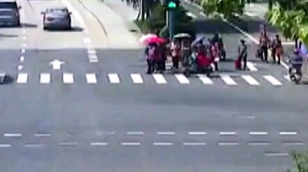 Over 20 middle-aged women run a red light together—traffic cop snaps: “Is the red light just for dec