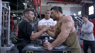 الشاب ذو النظارات مقابل الرجل العضلي... كما توقعت، لا ينبغي الحكم على الناس من مظهرهم الخارجي.