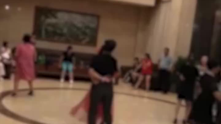 Grandpa and grandma were dancing square dance in the hotel, and the staff turned the air conditioner