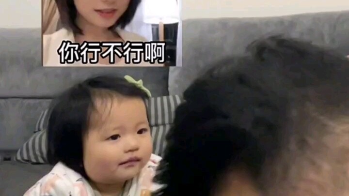 Bố khoe cơ bắp với con gái thì bị cô bé “cười nhạo” không thương tiếc, dân mạng bình luận: “Con bé c