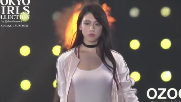 【三吉彩花】撩发瞬间，黄金比例身材乍现，不愧是“杰女郎”