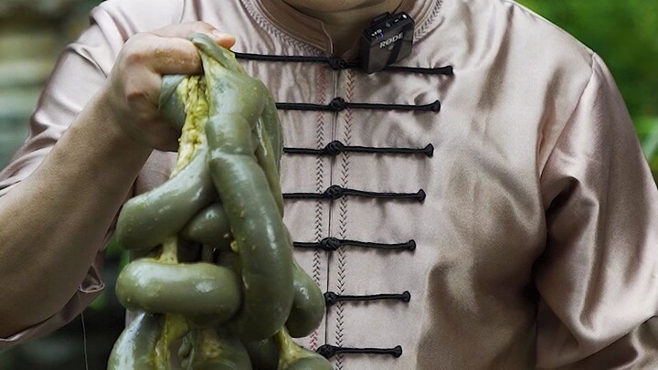 Được mệnh danh là món ăn “đen tối” của người Thái ở Vân Nam: kẻ không quen thì chê bai, còn người mê