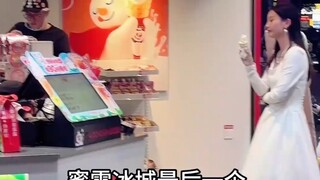 女子没有买到最后一个甜筒，去隔壁麦当劳买了一个，到蜜雪冰城前面吃
