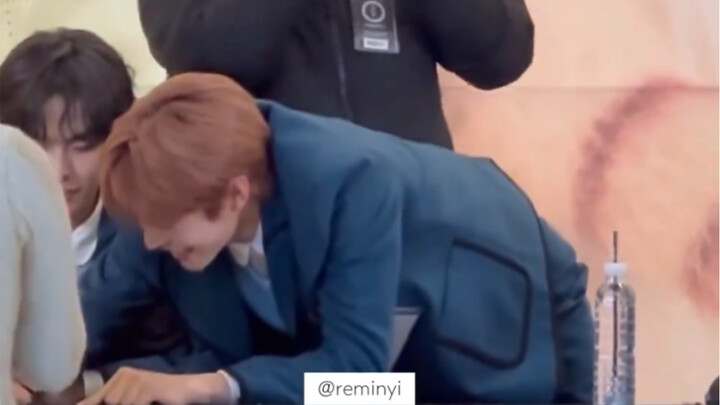 Artis pendatang baru cantik banget! Saking asyik ngobrol sama penggemar, sampai lupa kasih tanda tan