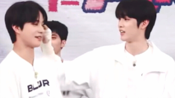 Even the passing ants know that Jung Sung-chan has a crush on Kim Jung-woo.