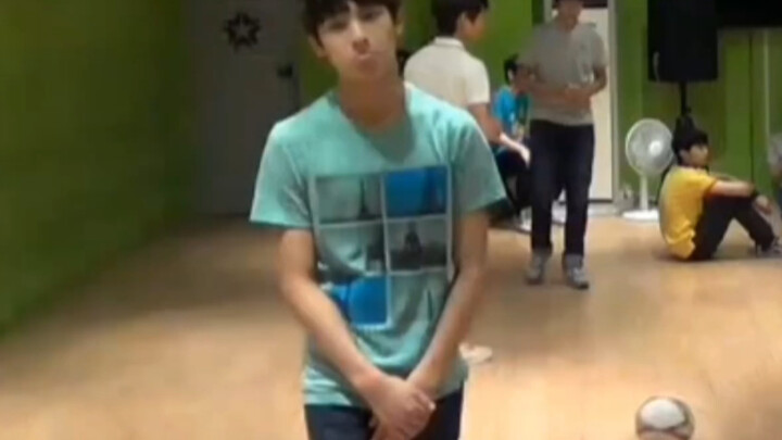 【Kim Min-gyu】Những thói quen nhỏ ấy y hệt hồi bé luôn nhỉ?