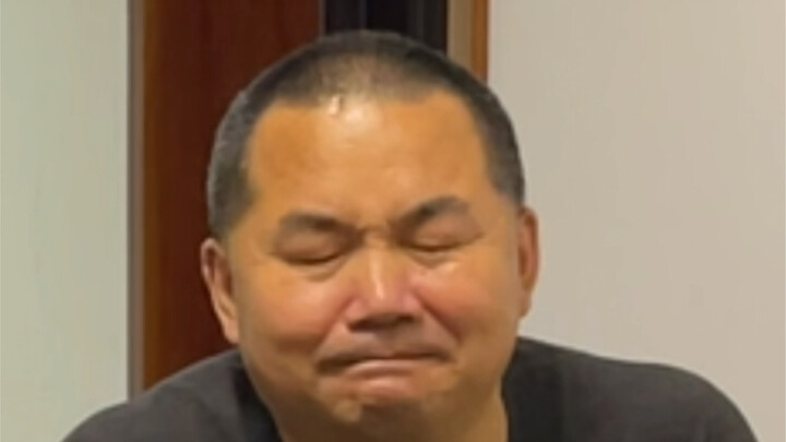 عندما يتظاهر صديقي بأنه المسؤول ويرافقني إلى المنزل في زيارة