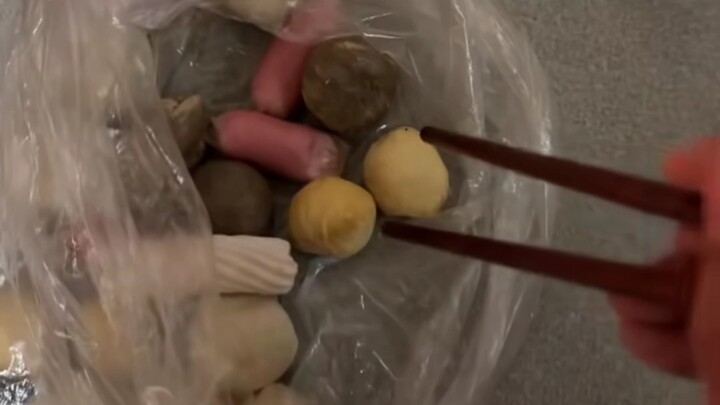 When eating hot pot, this way of adding meatballs will keep your hands safe from oil splatters.
