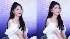 Li Qin and Zhao Lusi were both in great shape during the live broadcast. They both wore off-shoulder