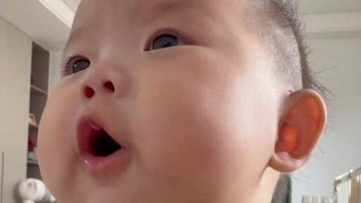 Cảm giác em bé biến mất lúc nào nhỉ? Giai đoạn sơ sinh ngắn ngủi như một giấc mơ mềm mại; khi giấc m