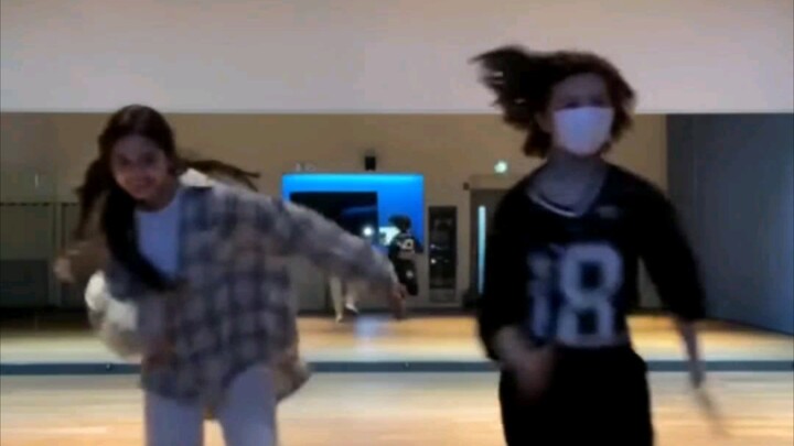 Even super extroverts have to go crazy together in front of Bae Jin-sol.