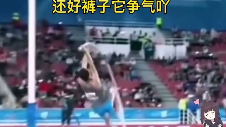 นักกีฬากระโดดค้ำถ่อ หลังจากข้ามคานแล้ว ก็เกิดเหตุการณ์ระทึกขวัญขึ้น สุดท้ายผลลัพธ์กลับทำให้โล่งใจ #ย