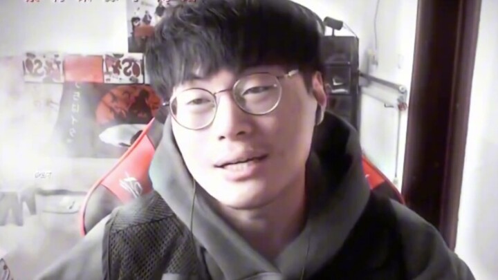 “Kalau begitu, katakan padaku, apa sebenarnya sejarah yang benar?”