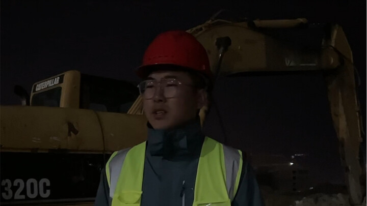 Modern civil engineers watch "pouring concrete"