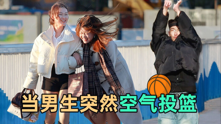 Saat cowok tiba-tiba asyik main bola angin ala immersive, cewek di sampingnya ngakak nggak bisa naha