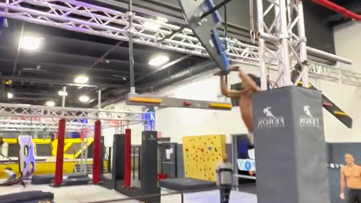 Những ông râu dài phía sau đều trố mắt nhìn.