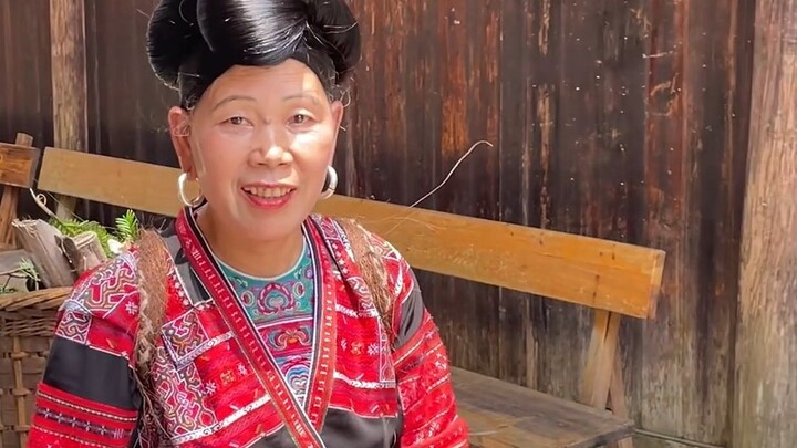 Kiến thức lạ: Mái tóc dài 2,3 mét trông như thế nào?