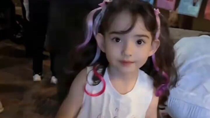 Single dad takes his daughter for a walk and accidentally stumbles into the matchmaking corner—her r