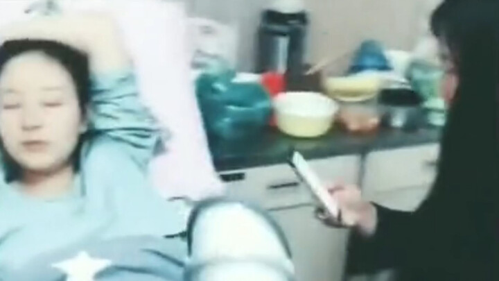 Dì út: Chết tiệt!