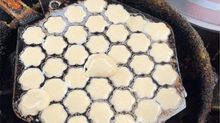 童年回忆 梅花小蛋糕～5r一份很香香！叔说流心不熟 吃了会拉肚子哇！